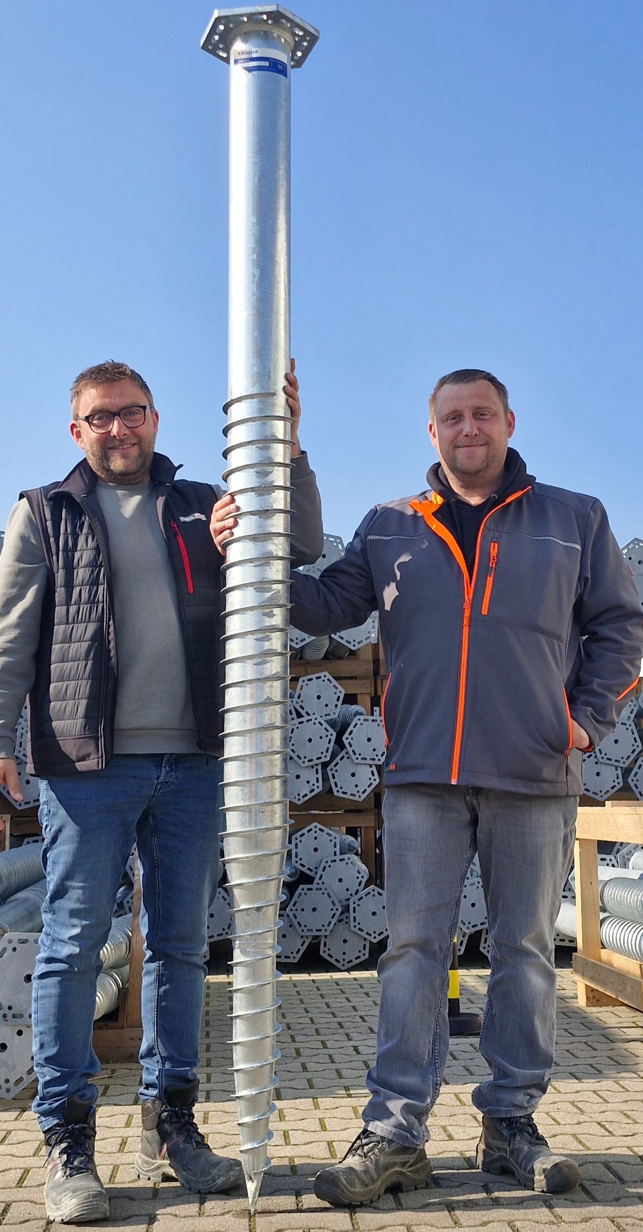 Riesen Schraubfundament zwischen Brüder Thiel